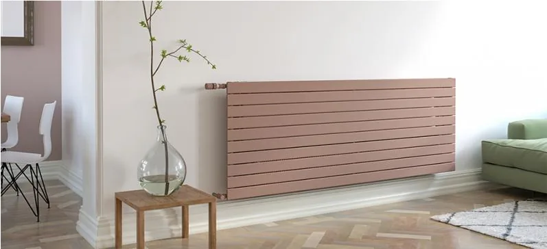 Radiateur horizontal à lames fixé au mur d'un salon